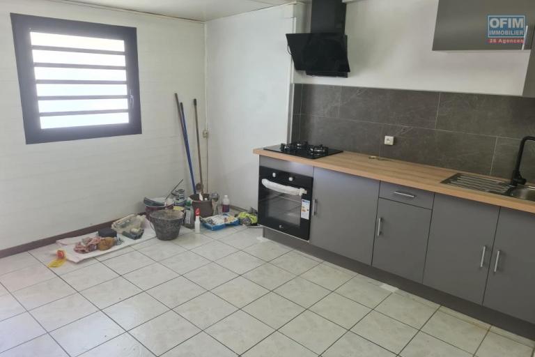 A louer joli appartement F2 entièrement rénové d'environ 48 m² avec jardinet et parking St Pierre Terre Sainte