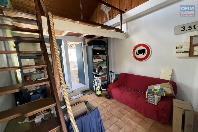 URGENT, belle propriété à Pierrefonds avec maison F7 + F2 + 2 garages, grande piscine au sel avec vue mer et montagne implantée sur 1321 m2 de terrain sans vis à vis.