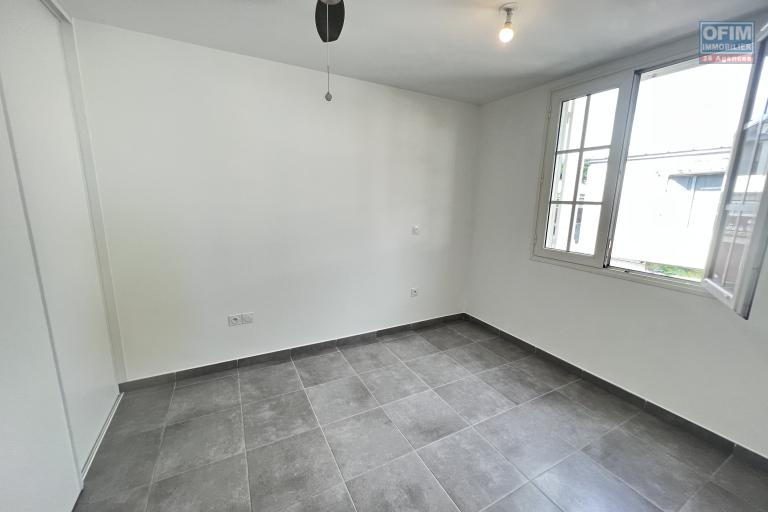 A louer bel appartement T2 avec terrasse et parking en centre-ville de Saint Denis - résidence Anémone