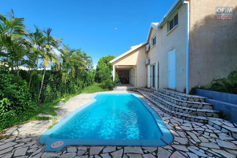 A louer villa de type F5 avec piscine à Saint Leu Pointe des Châteaux - La piscine