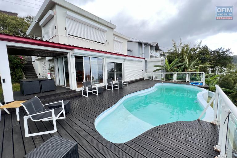 A louer grande villa F5 avec piscine, vue panoramique, jardin, parking pour 4 voitures à Bellepierre, proche CHU