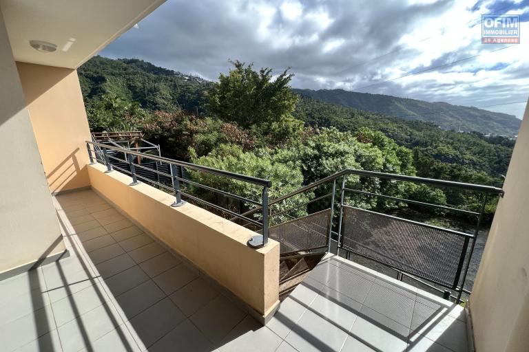 A louer appartement T2 avec vue panoramique mer/montagne et jardin à la Colline des Camélias - Résidence Terradélie