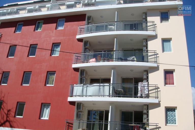 A vendre appartement type T3 au R+3 avec terrasse et parking aérien en ville de Saint Denis - Proximité Jardin de l'Etat - résidence Flamboyant