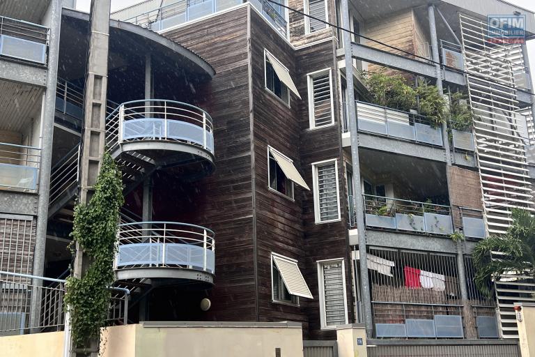 A louer appartement T3 en duplex avec terrasse et parking à Saint Denis - Vauban - Résidence Edmond Albius