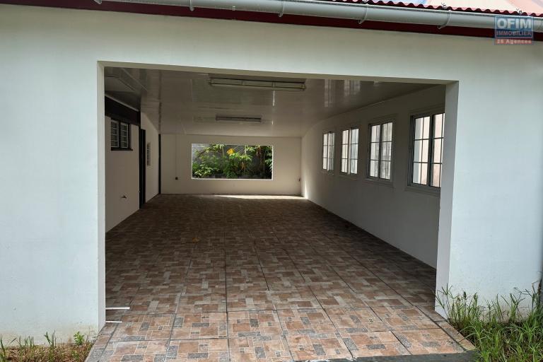 A louer petite villa F4 avec grand garage dans lotissement résidentiel à Champ-Borne Saint-André