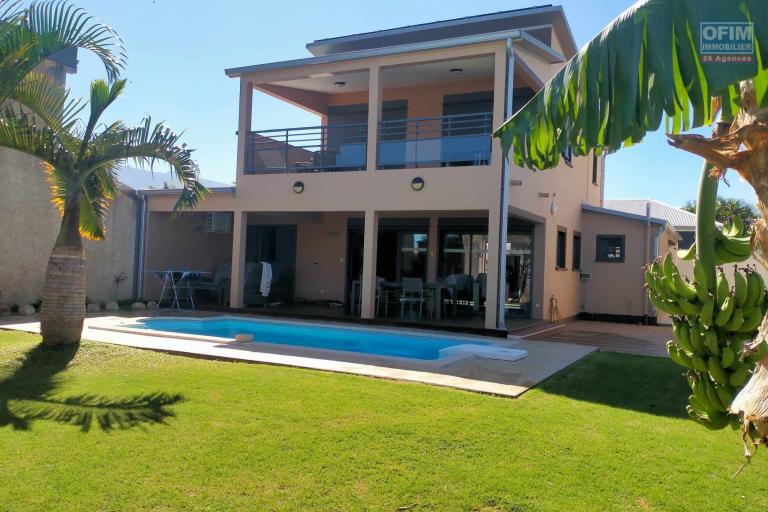 Baisse de prix pour cette  superbe villa T4 en duplex de 122 m² et une dépendance bâtie sur un terrain de 433 m² avec piscine