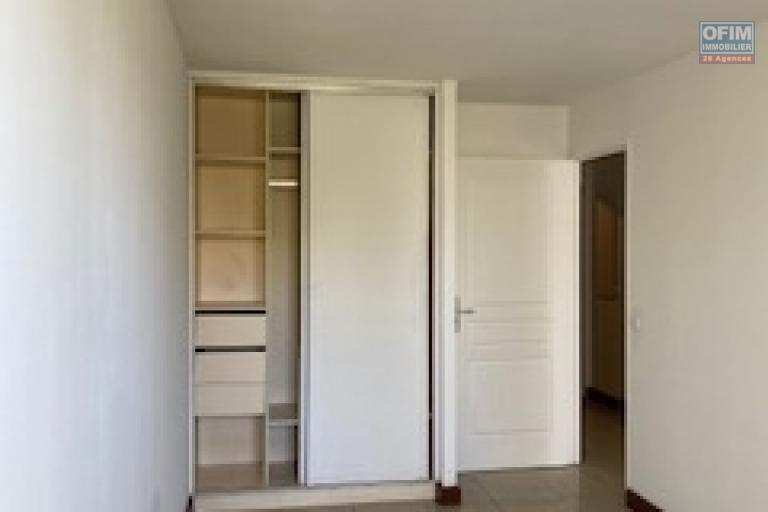 A vendre ce bel appartement de type F2 de 41.45 m2 et 11.44 m2 de varangue sur la résidence AMARANTES situé avenue Stanislas Gimard 97490 Sainte Clotilde.