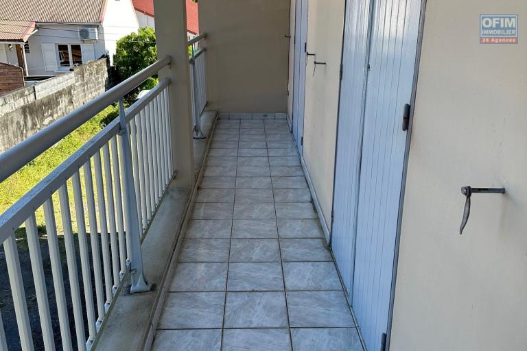 A louer bel appartement F3 au 1er étage d'un petit immeuble en R+1 avec parking au lieu dit Petit-Bazar