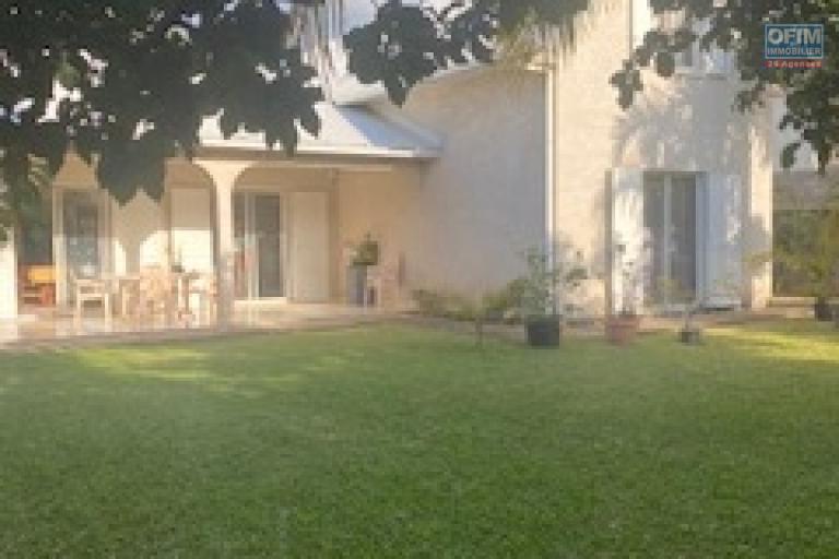 A louer cette belle villa F5 avec grand jardin arboré située à la Bretagne Sainte Clotilde.