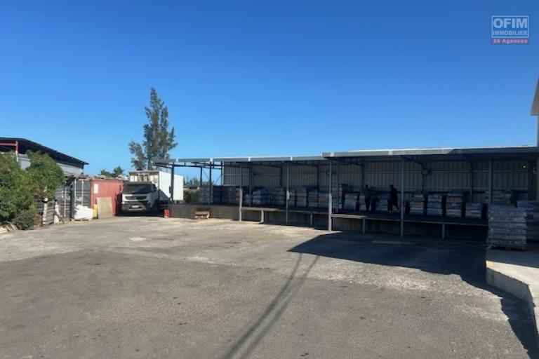 A Louer Entrepôt + Bureau de 330m2 dans la zone industrielle de SAINT LOUIS.