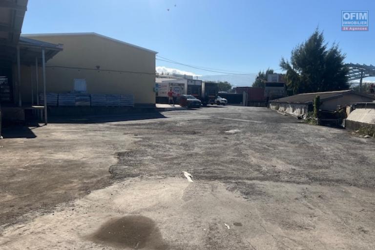 A Louer Entrepôt + Bureau de 330m2 dans la zone industrielle de SAINT LOUIS.