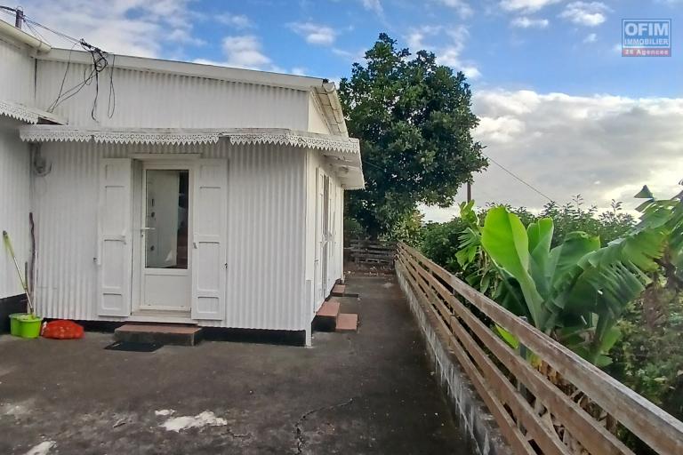 A LOUER// Jolie maison créole de type F4 avec vue mer sur Sainte-Thérèse à la Possession!