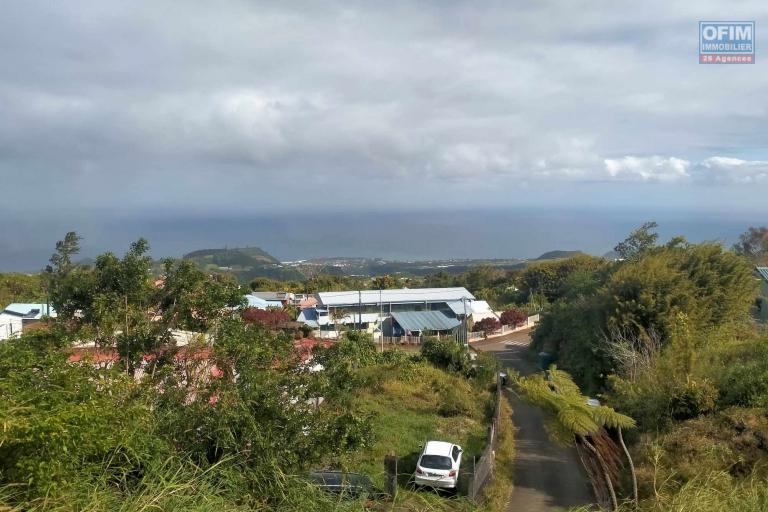 Superbe terrain de 630 m2 vue mer au centre du village de la Crête  St Joseph