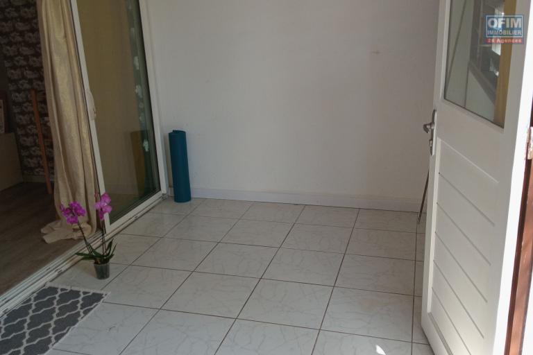 A VENDRE APPARTEMENT F3 EN REZ DE JARDIN PROCHE LAGON A L'ERMITAGE LES BAINS