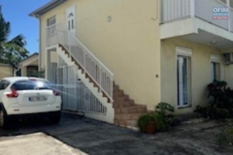 A louer cet appartement haut de villa de type F4 avec balcon et emplacement véhicule au centre de Saint Denis. Général de Gaulle