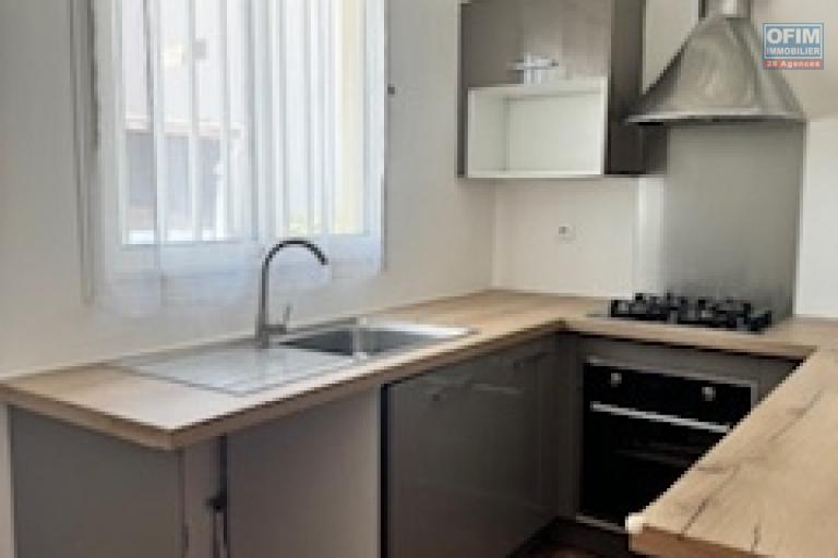 A louer cet appartement haut de villa de type F4 avec balcon et emplacement véhicule au centre de Saint Denis. Général de Gaulle