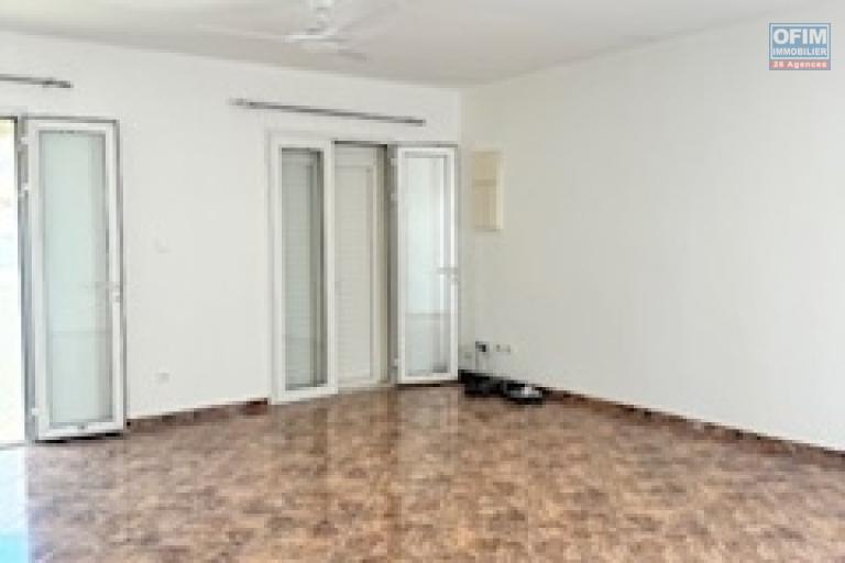 A louer cet appartement haut de villa de type F4 avec balcon et emplacement véhicule au centre de Saint Denis. Général de Gaulle