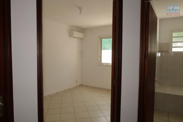 a louer appartement F3 en rez-de-chaussée dans un quartier très calme, à Saint Pierre , sortie sud à  5 minutes du CHU SUD.