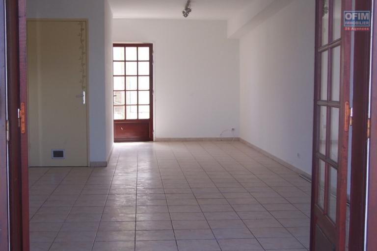 A vendre jolie villa jumelée de type F4 d'environ 98 m²  sur un terrain d'environ 300 m² le Petit Tampon