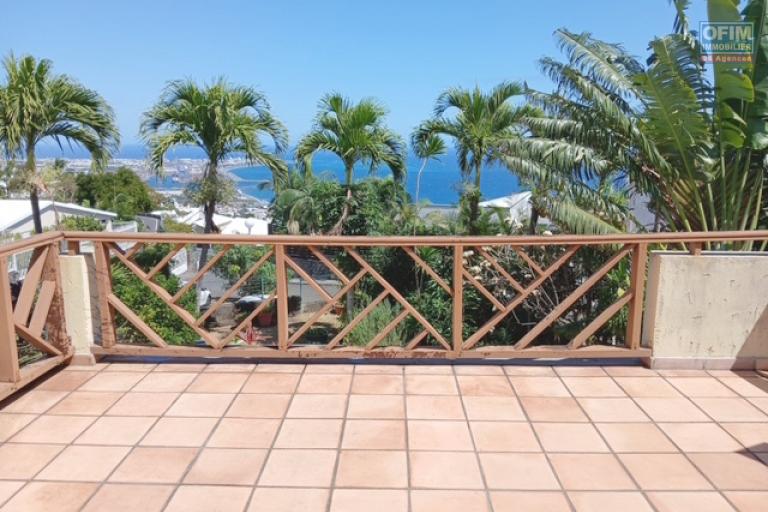 RARE A LA POSSESSION - VILLA TYPE T5 AVEC VARANGUE et JARDIN / PISCINE et GARAGES – VUE IMPRENABLE SUR LA MER