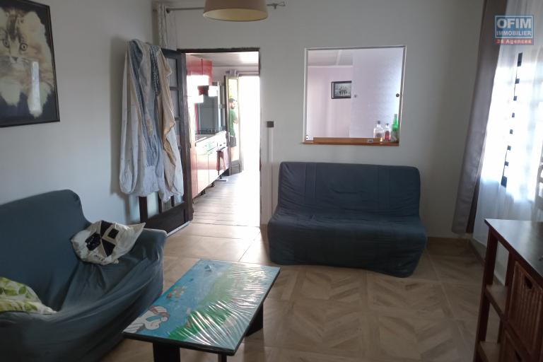 A LOUER APPARTEMENT F2 MEUBLE DE 46.21 M2 HABITABLE A ST GILLES LES HAUTS