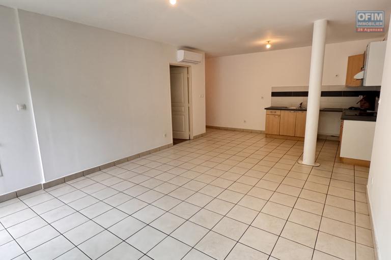 A louer grand appartement T3 avec large terrasse et parking à Saint Denis - résidence Edmond Albius