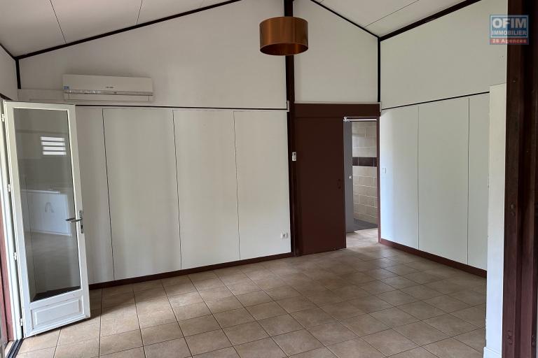 A vendre jolie maison bourbon bois de type F4 sur 441 m² de jardin en lotissement résidentiel