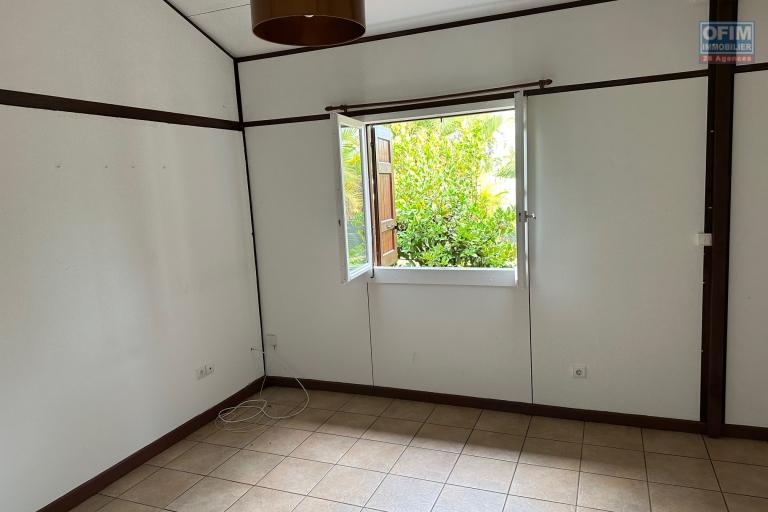 A vendre jolie maison bourbon bois de type F4 sur 441 m² de jardin en lotissement résidentiel