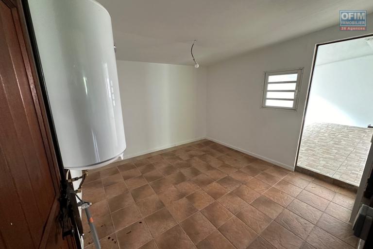 A vendre jolie maison bourbon bois de type F4 sur 441 m² de jardin en lotissement résidentiel