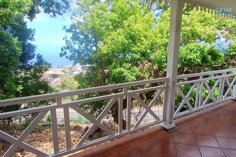 A LOUER magnifique VILLA CREOLE  de type F4 à Trois Bassins à 1190 euros!!