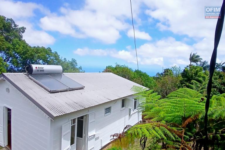 A LOUER magnifique VILLA CREOLE  de type F4 à Trois Bassins à 1190 euros!!