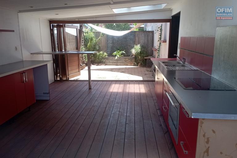 A VENDRE APPARTEMENT F2 EN REZ DE JARDIN DE 70.20 M2 PROCHE PLAGE A L'ERMITAGE LES BAINS