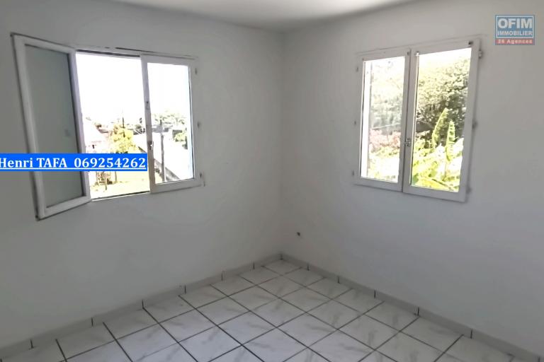 Maison F4 de 90 m2, vue mer, terrain 424 m2 - Chambre 2 à l'étage