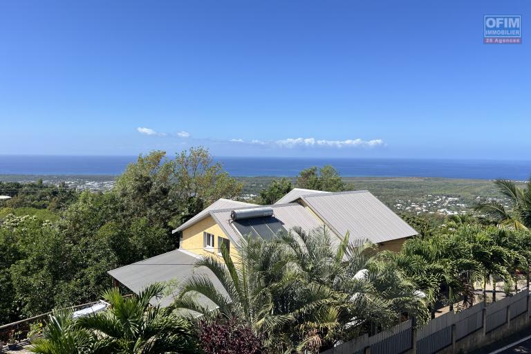 Grande maison composée de deux F3 de 250 m2 utiles, implantée sur 450 m2 de terrain plat, avec piscine, jacuzzi et magnifique vue mer et montagne à 250 m d'altitude.