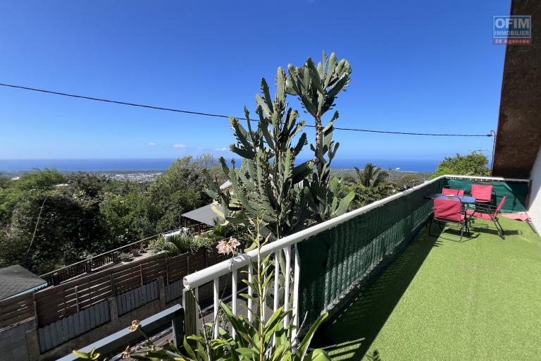 Grande maison composée de deux F3 de 250 m2 utiles, implantée sur 450 m2 de terrain plat, avec piscine, jacuzzi et magnifique vue mer et montagne à 250 m d'altitude.