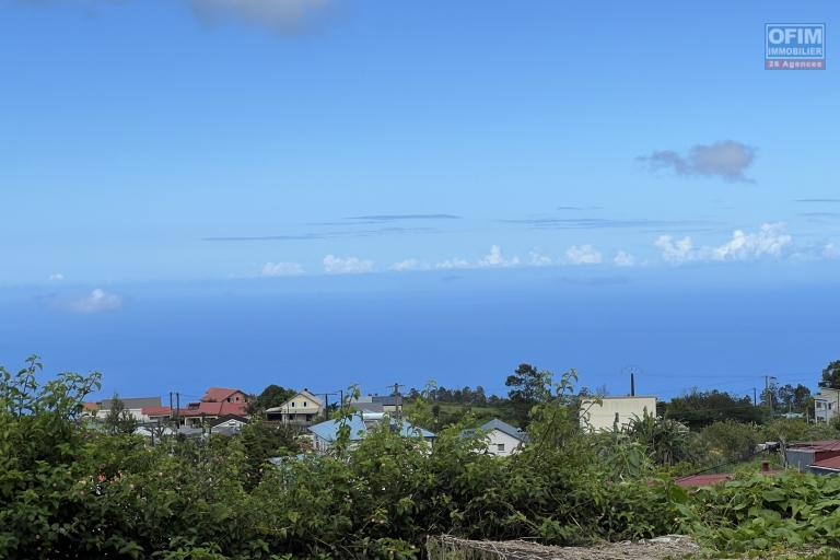 Au Tevelave une grande et jolie maison F4+ de 2008 avec vue mer et montagne au centre du village, proche de toutes les commodités avec un joli jardin et beaucoup d'espace couvert