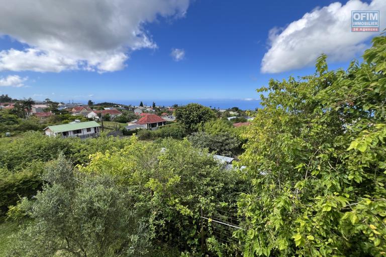 Au Tevelave une grande et jolie maison F4+ de 2008 avec vue mer et montagne au centre du village, proche de toutes les commodités avec un joli jardin et beaucoup d'espace couvert