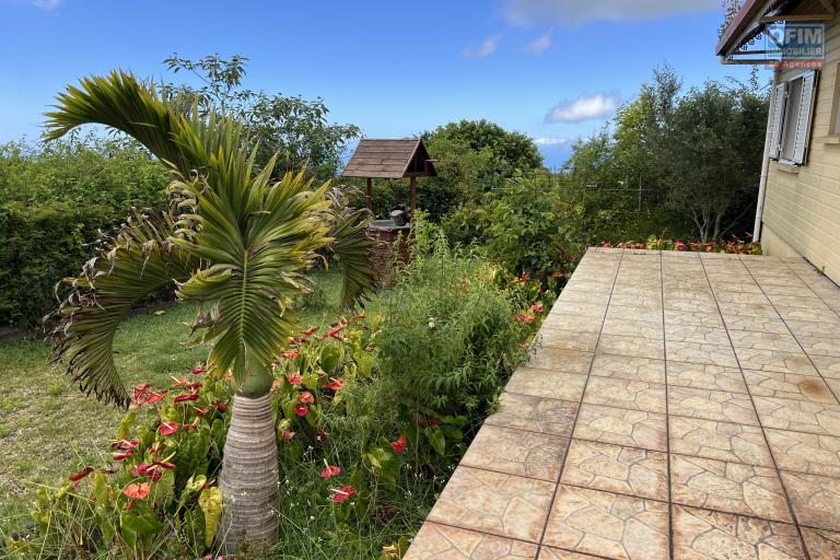 Au Tevelave une grande et jolie maison F4+ de 2008 avec vue mer et montagne au centre du village, proche de toutes les commodités avec un joli jardin et beaucoup d'espace couvert