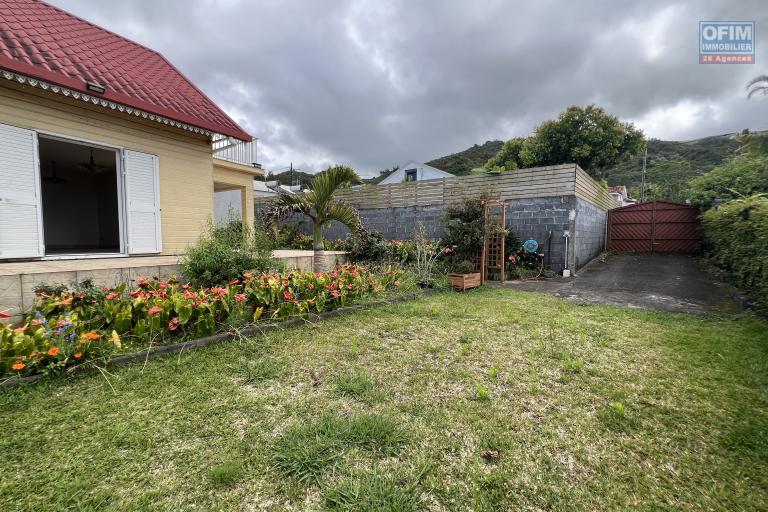 Au Tevelave une grande et jolie maison F4+ de 2008 avec vue mer et montagne au centre du village, proche de toutes les commodités avec un joli jardin et beaucoup d'espace couvert