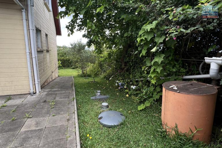 Au Tevelave une grande et jolie maison F4+ de 2008 avec vue mer et montagne au centre du village, proche de toutes les commodités avec un joli jardin et beaucoup d'espace couvert