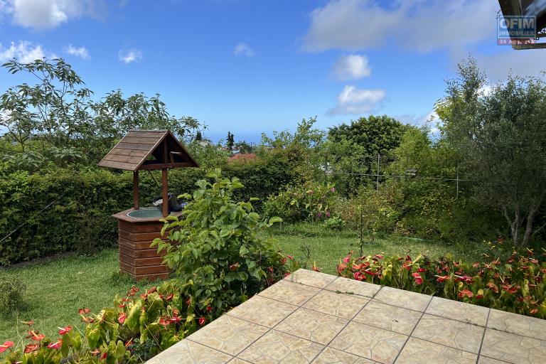 Au Tevelave une grande et jolie maison F4+ de 2008 avec vue mer et montagne au centre du village, proche de toutes les commodités avec un joli jardin et beaucoup d'espace couvert