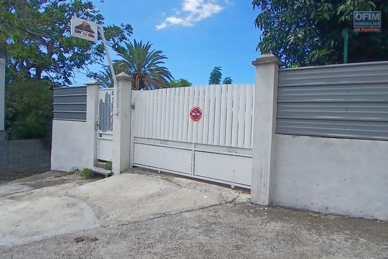 A LOUER TERRAIN clôturé+ container sur Saint-Gilles Les Hauts