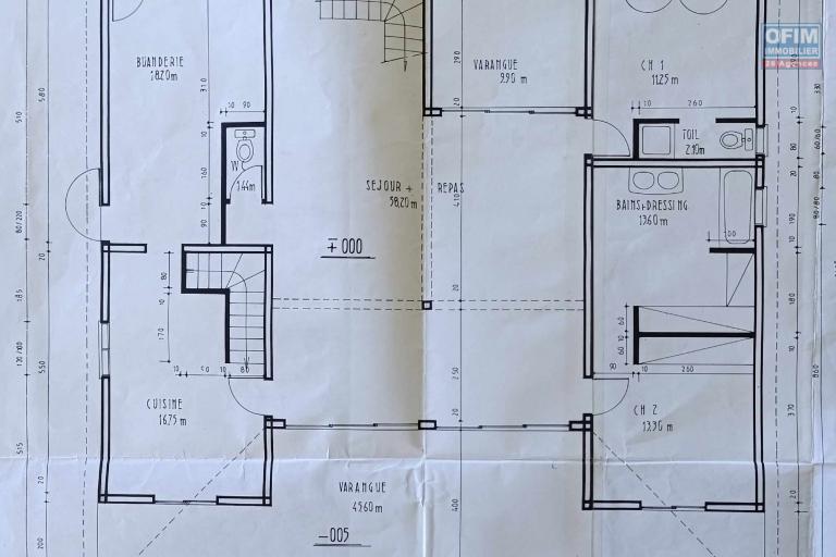 Villa 4 chambres de 230 m2 avec piscine sur un terrain de 1295 m2 et vue imprenable sur le port de Saint Gilles les Bains