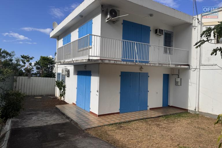 A louer maison individuelle de type F3 avec terrasse et cour à Saint Denis - Petite ile