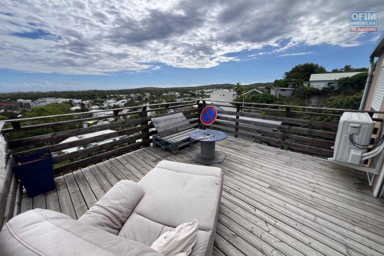 Récente maison F5+ en R+1 de 160 m2 avec magnifique vue sur Etang Salé, mer et montagne, plein centre ville.