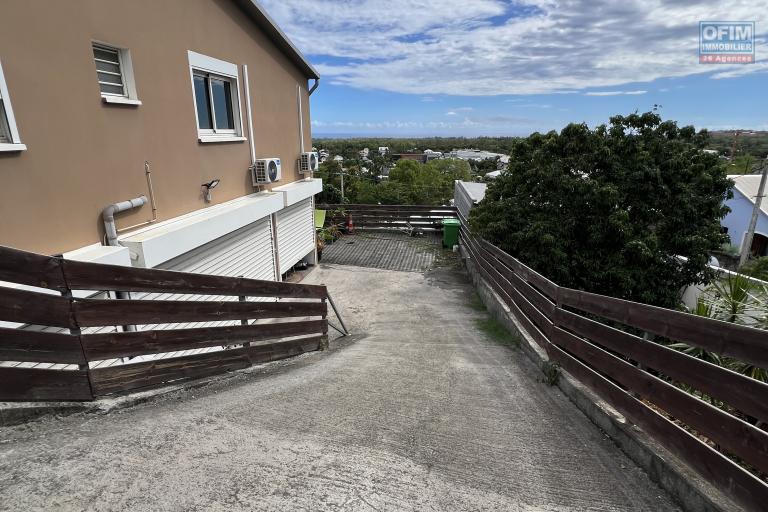 Récente maison F5+ en R+1 de 160 m2 avec magnifique vue sur Etang Salé, mer et montagne, plein centre ville.