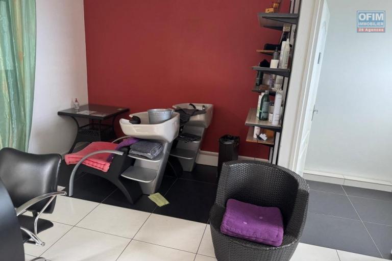 A louer local professionnel idéal pour salon de coiffure d'environ 31 m² le Tampon