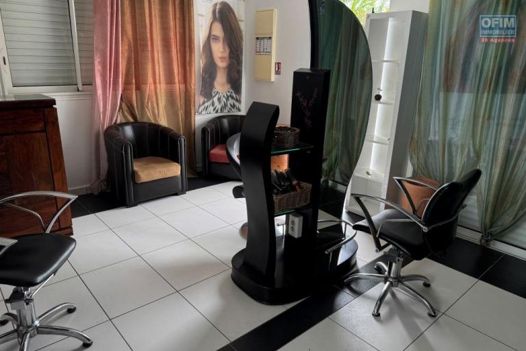 A louer local professionnel idéal pour salon de coiffure d'environ 31 m² le Tampon