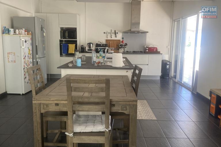 A vendre belle maison T6 avec piscine à Ste Clotilde (MOUFIA) proche de toutes les commodités