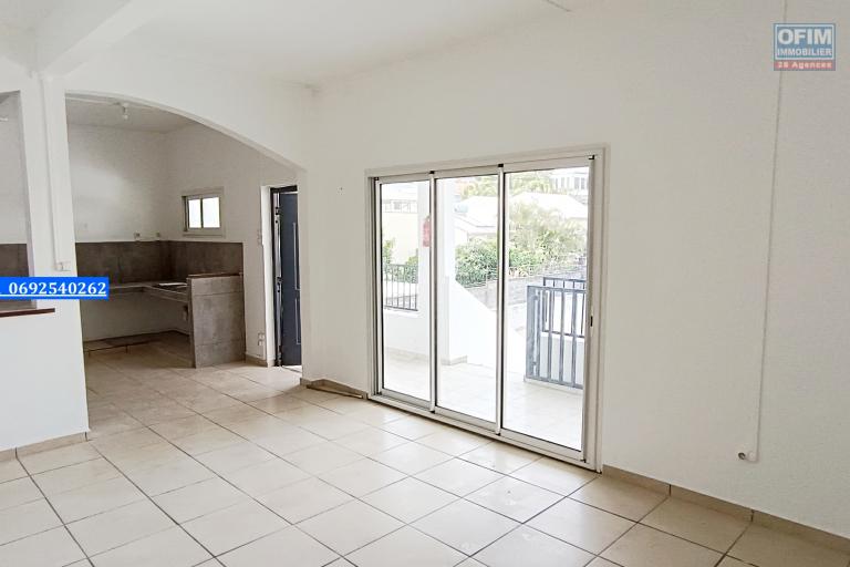 Appartement de type de 69 m2 avec terrasse, centre-ville (Henri TAFA 0692540262)